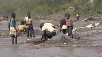 People digging for cobalt in the Democratic Republic of Congo