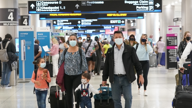 U.S. Sees Holiday Weekend Travel Rebound, Fewer Mask Mandates