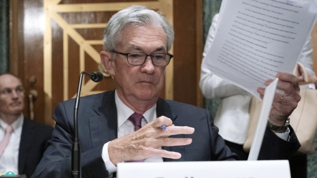 Fed Leaves Interest Rates Near Zero, Downplays COVID Economic Impact