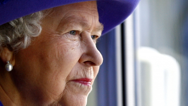 Queen Elizabeth Still Has Mild COVID Symptoms, Cancels Online Meetings