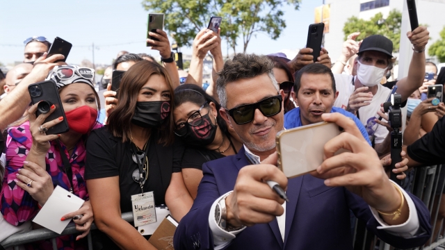 Are Selfies And Cameos The New Autographs?