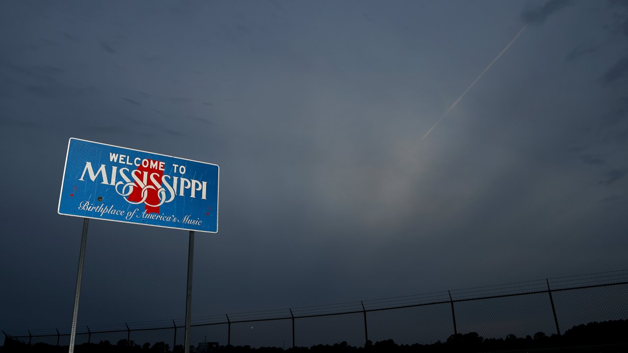 A sign reads, "Welcome to Mississippi."