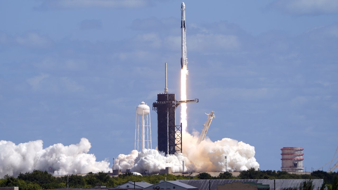 A SpaceX Falcon 9 rocket and the Dragon capsule lifts off from Launch Complex 39-A .